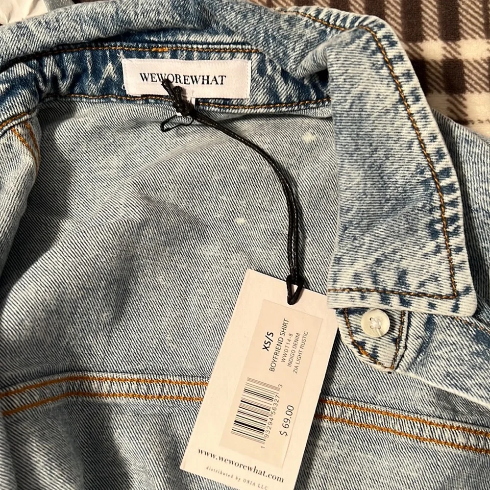 HP!! ๐NWT WeWoreWhat denim boyfriend shirt - Picture 4 of 6